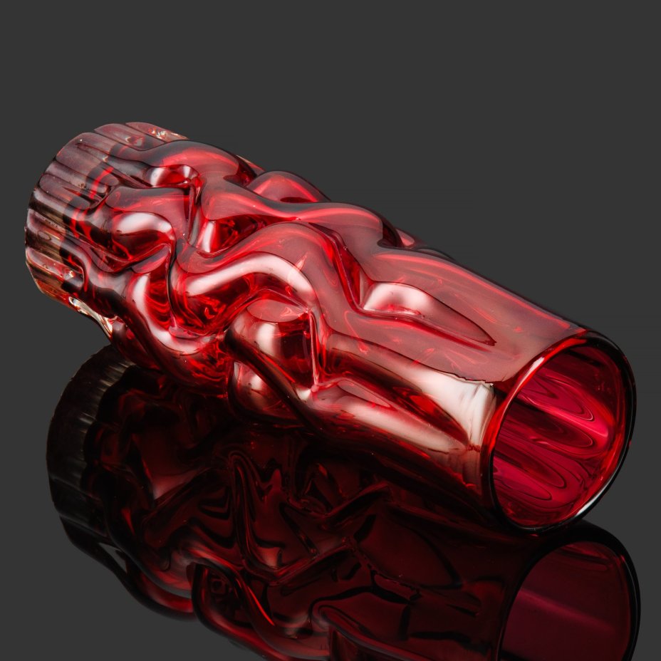 Ваза малинового оттенка, автор Pavel Hlava (Павел Хлава), цветное стекло, гутная техника, Crystalex, г. Нови-Бор (Новый Бор), Чехословакия, 1960-1970 гг.