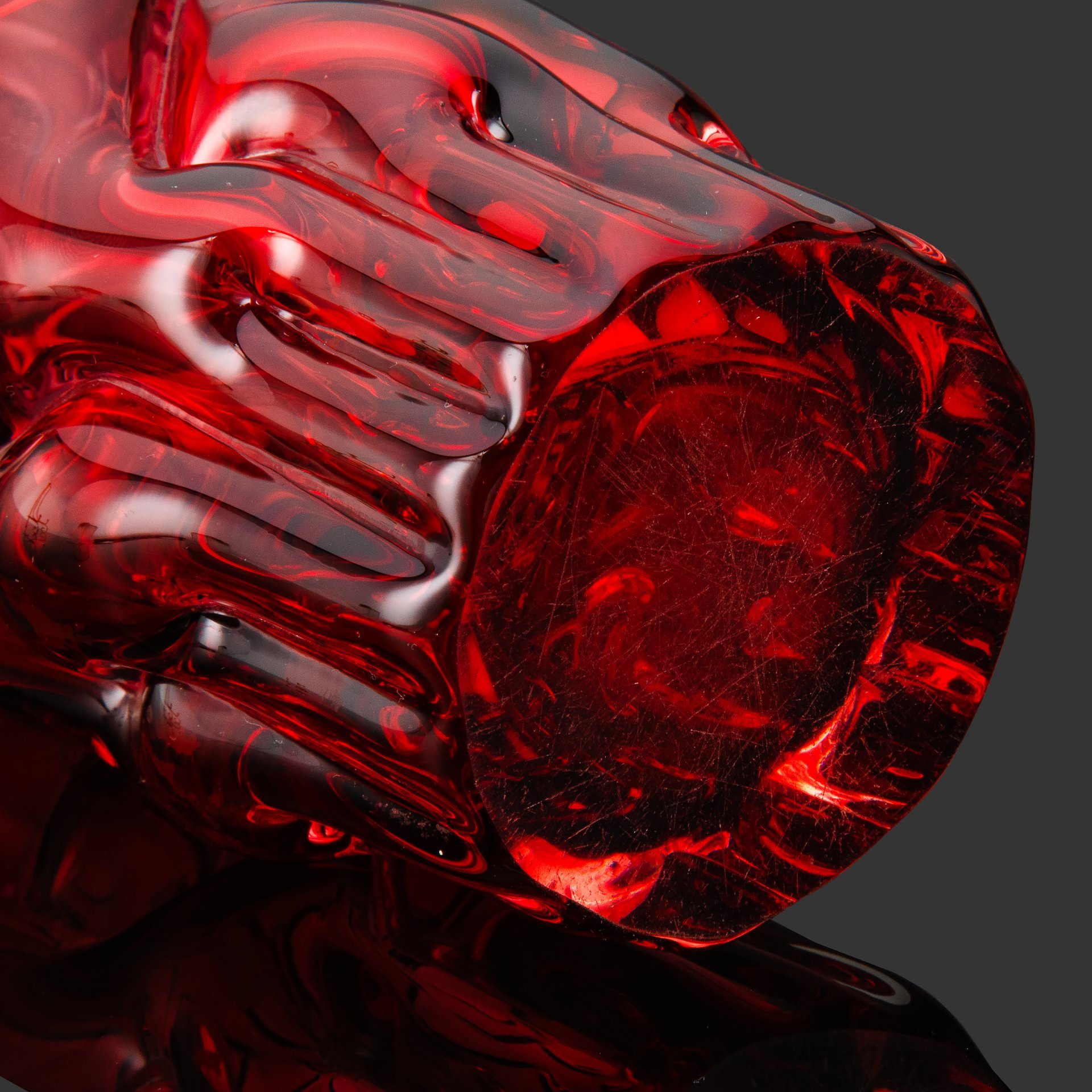 Ваза малинового оттенка, автор Pavel Hlava (Павел Хлава), цветное стекло, гутная техника, Crystalex, г. Нови-Бор (Новый Бор), Чехословакия, 1960-1970 гг.