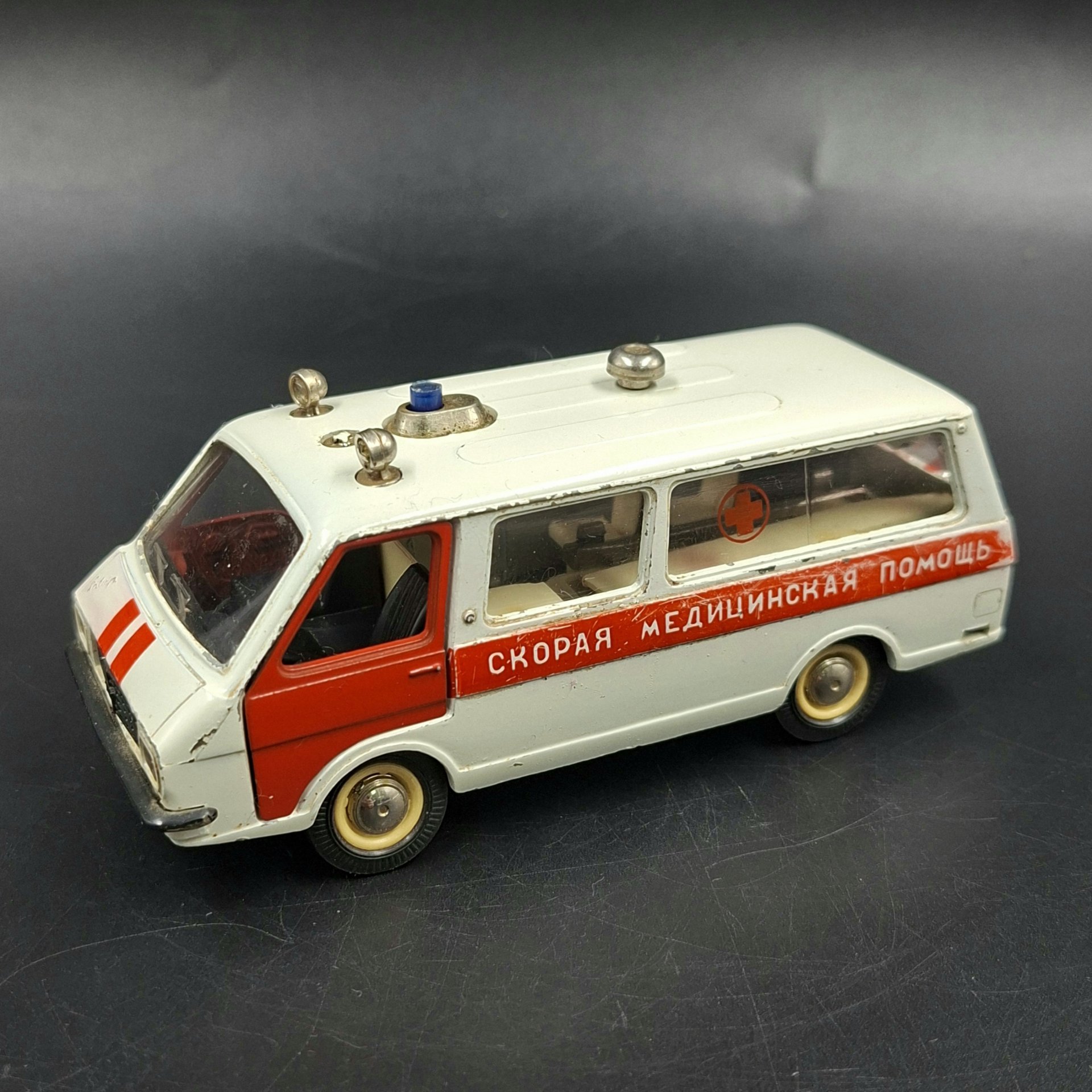 Модель микроавтобуса РАФ-2203 "Скорая помощь" в масштабе 1:43, металл, пластик, СССР, 1980-1990 гг.