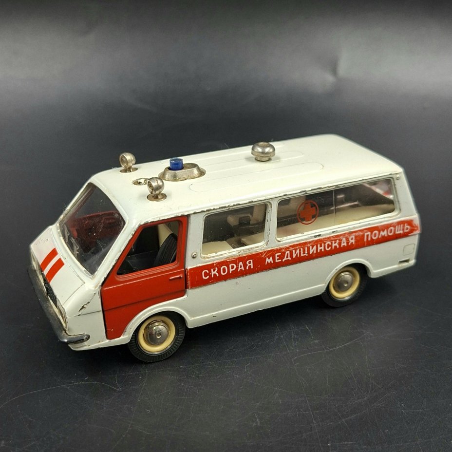 Модель микроавтобуса РАФ-2203 "Скорая помощь" в масштабе 1:43, металл, пластик, СССР, 1980-1990 гг.