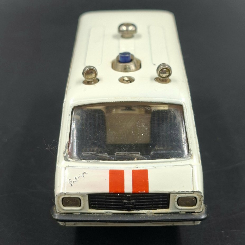 Модель микроавтобуса РАФ-2203 "Скорая помощь" в масштабе 1:43