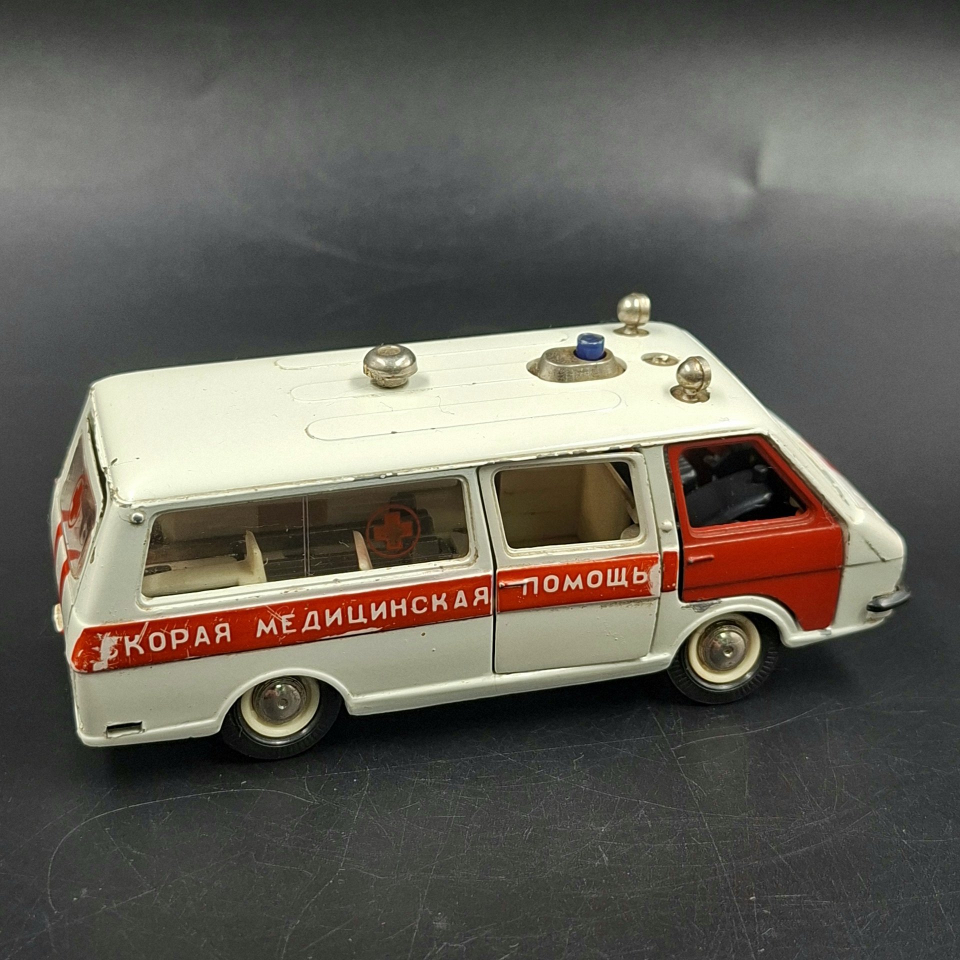 Модель микроавтобуса РАФ-2203 "Скорая помощь" в масштабе 1:43, металл, пластик, СССР, 1980-1990 гг.