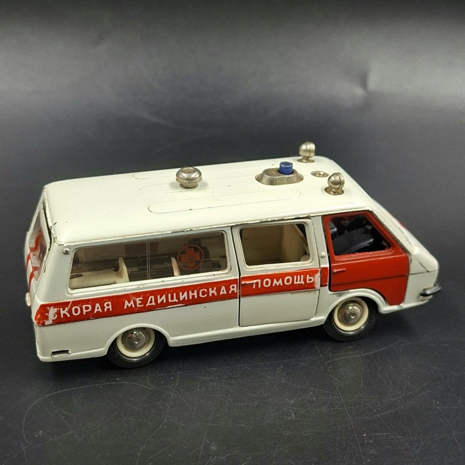 Модель микроавтобуса РАФ-2203 "Скорая помощь" в масштабе 1:43