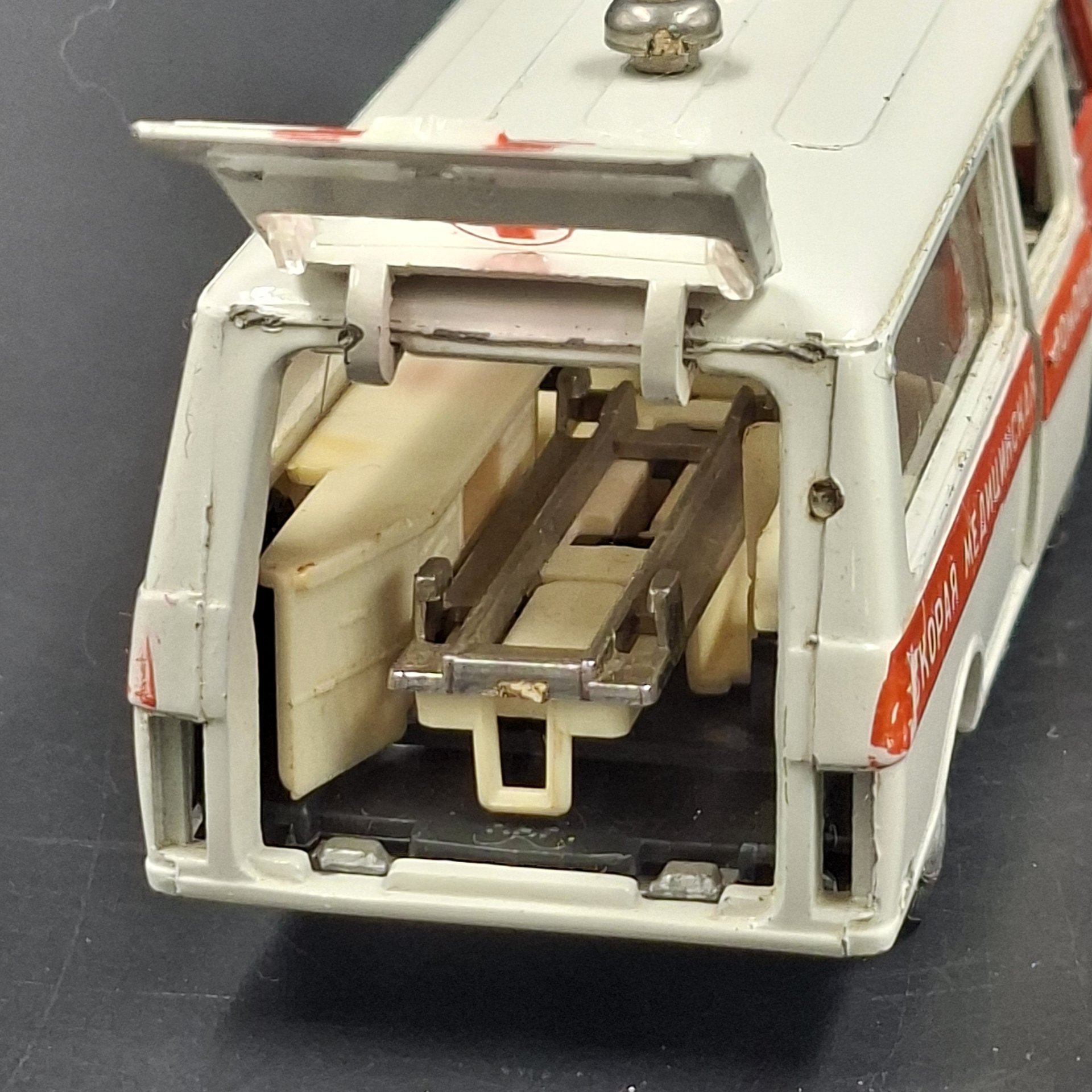 Модель микроавтобуса РАФ-2203 "Скорая помощь" в масштабе 1:43, металл, пластик, СССР, 1980-1990 гг.