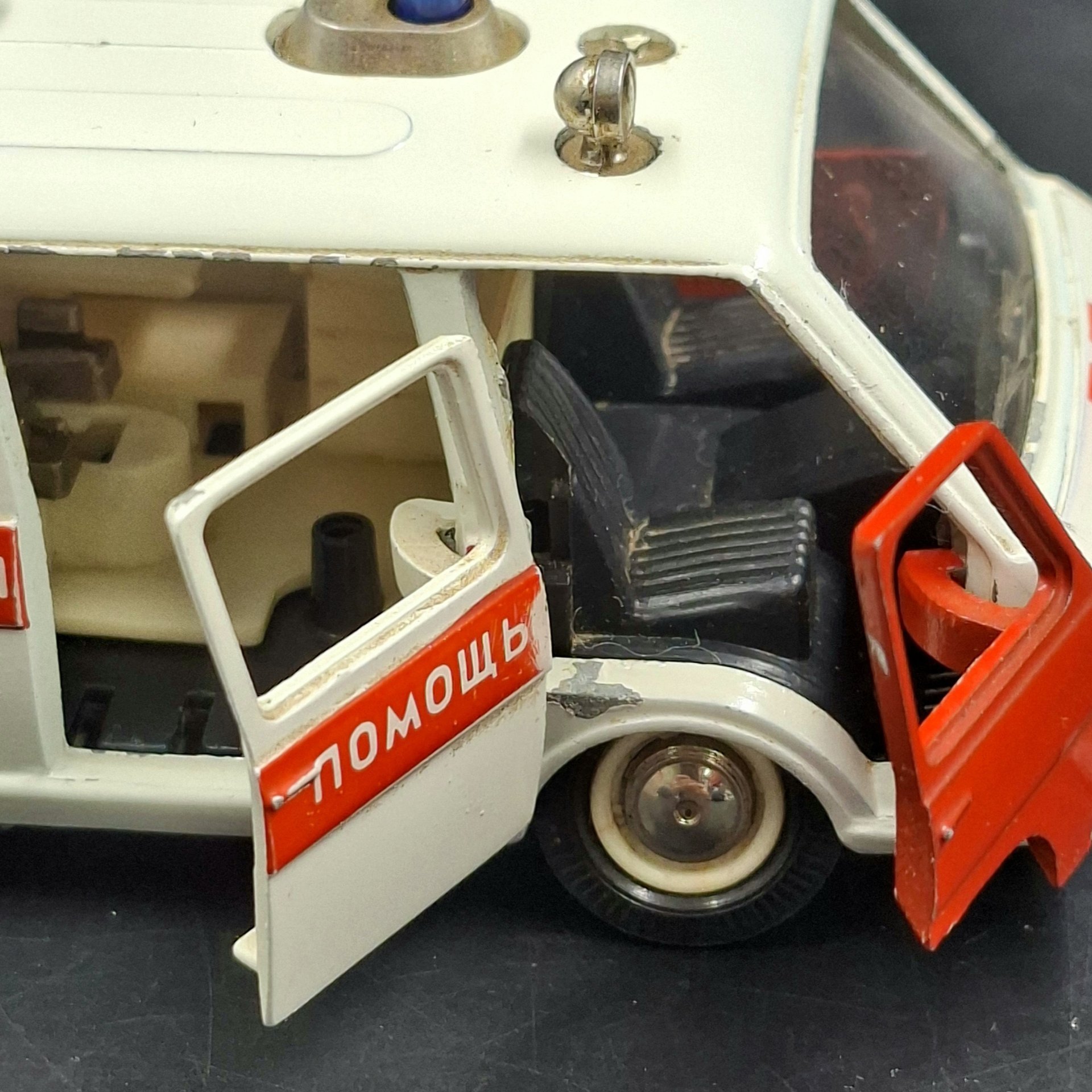 Модель микроавтобуса РАФ-2203 "Скорая помощь" в масштабе 1:43, металл, пластик, СССР, 1980-1990 гг.