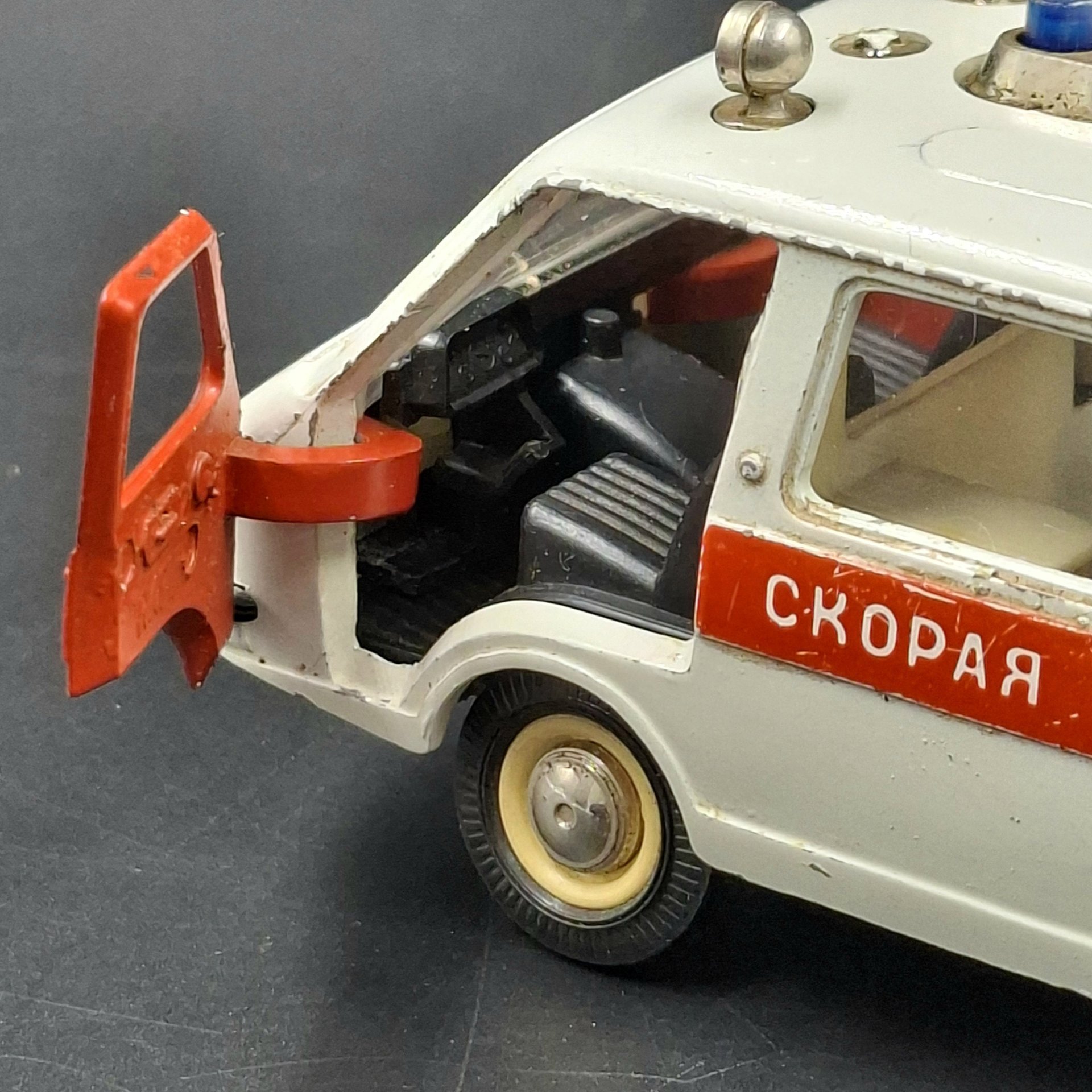 Модель микроавтобуса РАФ-2203 "Скорая помощь" в масштабе 1:43, металл, пластик, СССР, 1980-1990 гг.