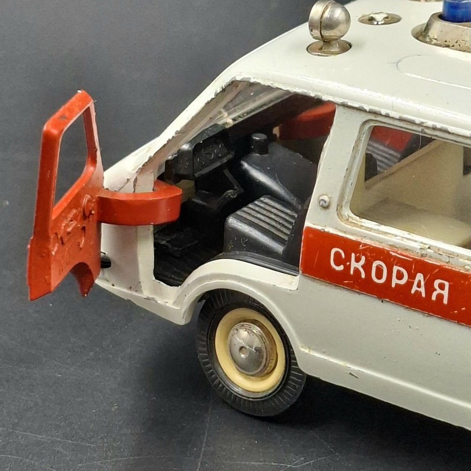 Модель микроавтобуса РАФ-2203 "Скорая помощь" в масштабе 1:43