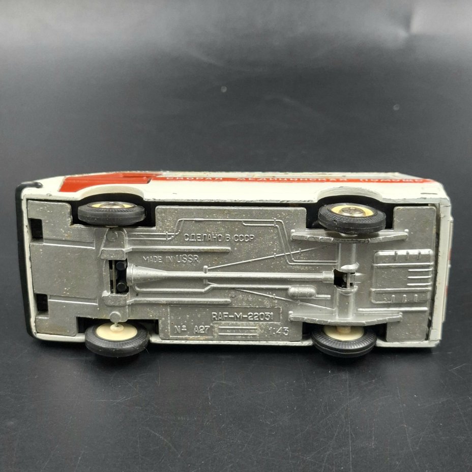 Модель микроавтобуса РАФ-2203 "Скорая помощь" в масштабе 1:43