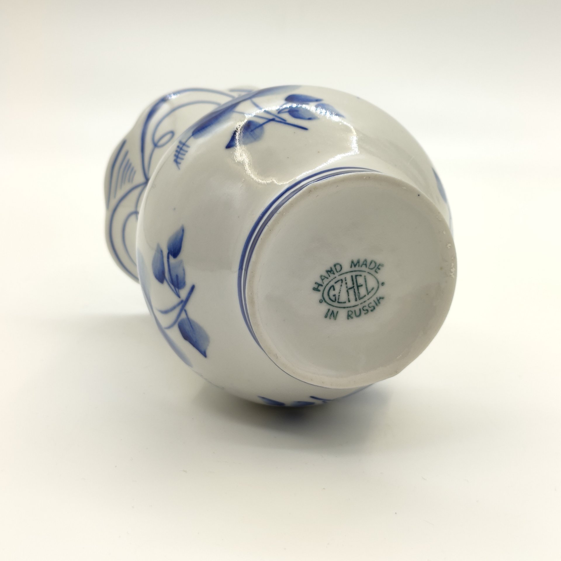 Вазочка для небольшого букета с расписным цветочным декором, Гжель, фарфор, роспись, Россия, 1990-2015 гг.