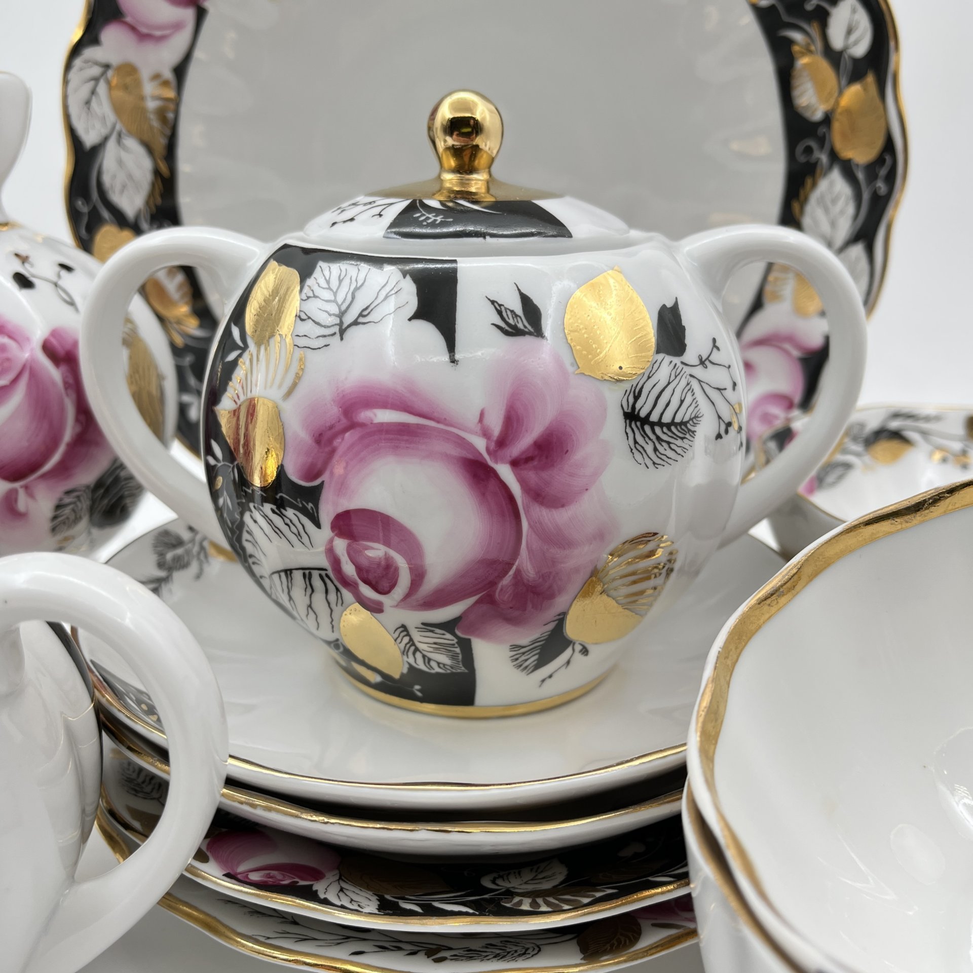 Сервиз чайный "Роза в вечернем саду" на 2 персоны (11 предметов), форма "Тюльпан", автор формы С.Е. Яковлева, автор росписи Л.Р. Афанасьева, фарфор, роспись, деколь, золочение, Ленинградский фарфоровый завод (ЛФЗ), СССР, 1986-1991 гг.