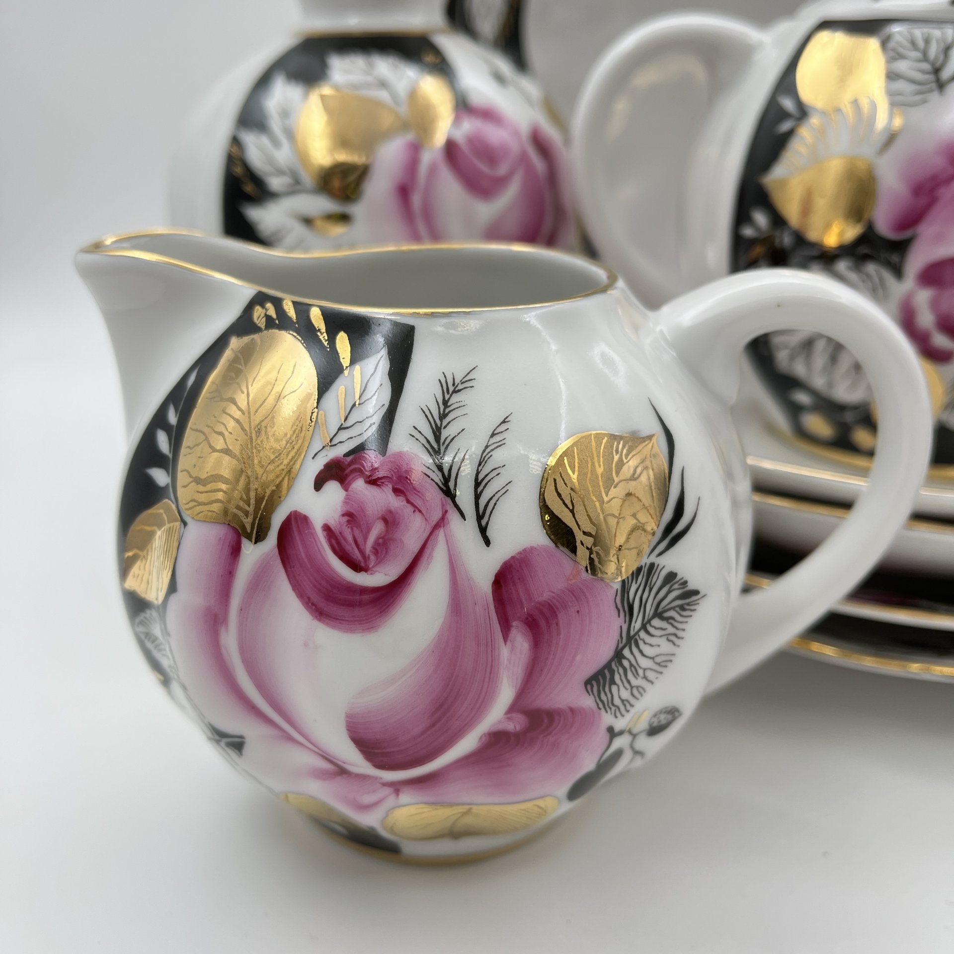 Сервиз чайный "Роза в вечернем саду" на 2 персоны (11 предметов), форма "Тюльпан", автор формы С.Е. Яковлева, автор росписи Л.Р. Афанасьева, фарфор, роспись, деколь, золочение, Ленинградский фарфоровый завод (ЛФЗ), СССР, 1986-1991 гг.