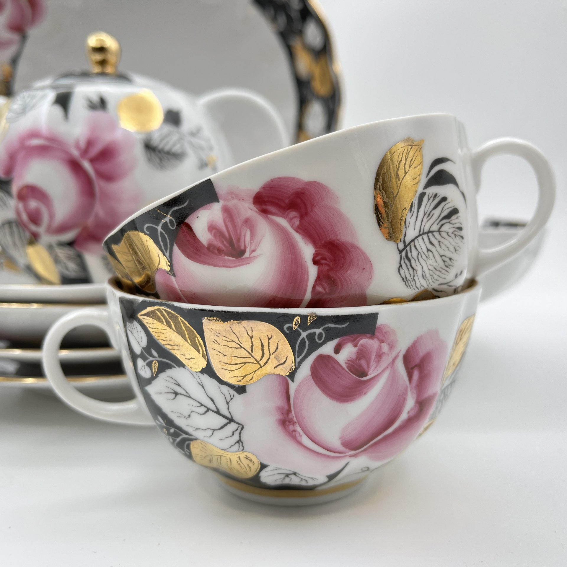 Сервиз чайный "Роза в вечернем саду" на 2 персоны (11 предметов), форма "Тюльпан", автор формы С.Е. Яковлева, автор росписи Л.Р. Афанасьева, фарфор, роспись, деколь, золочение, Ленинградский фарфоровый завод (ЛФЗ), СССР, 1986-1991 гг.