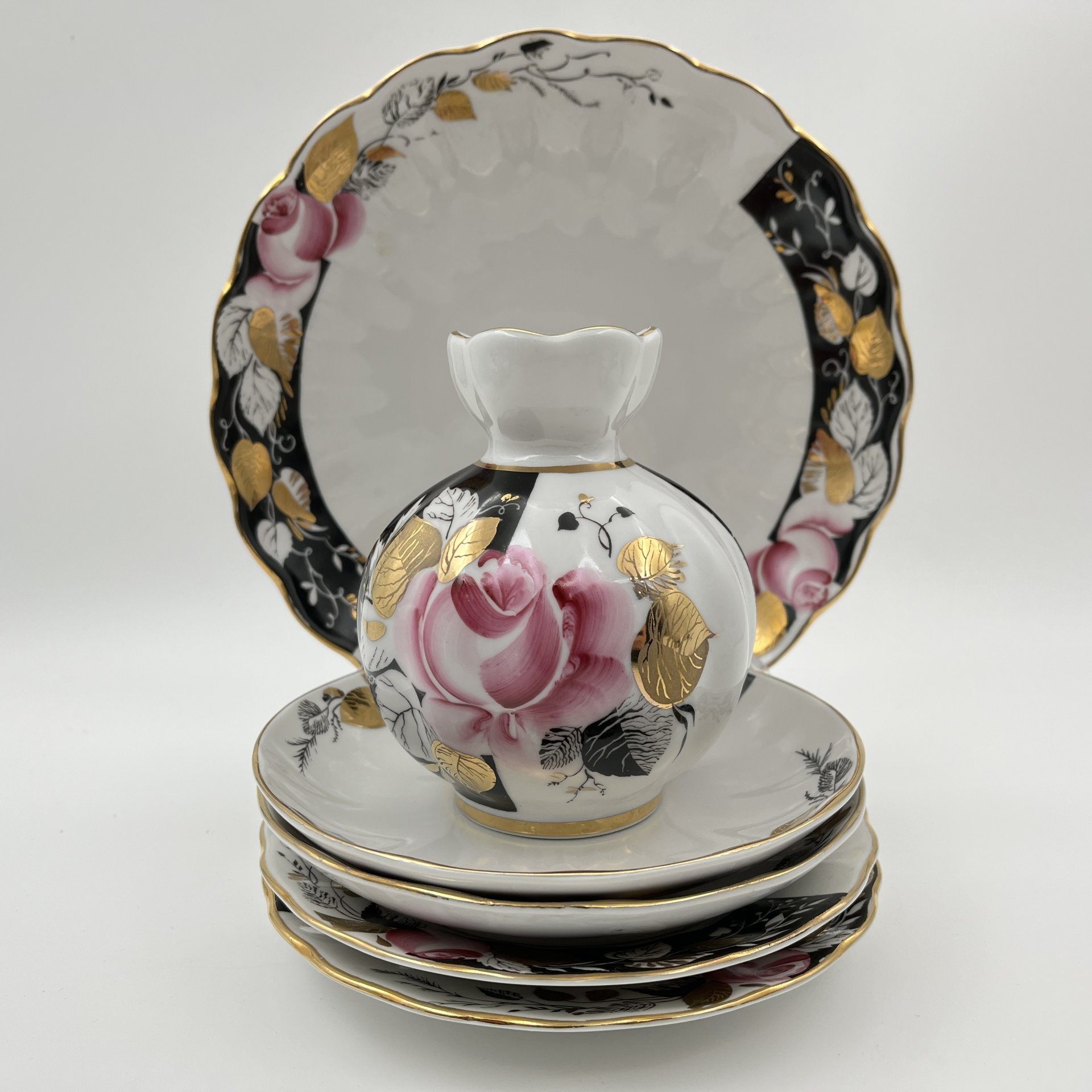 Сервиз чайный "Роза в вечернем саду" на 2 персоны (11 предметов), форма "Тюльпан", автор формы С.Е. Яковлева, автор росписи Л.Р. Афанасьева, фарфор, роспись, деколь, золочение, Ленинградский фарфоровый завод (ЛФЗ), СССР, 1986-1991 гг.