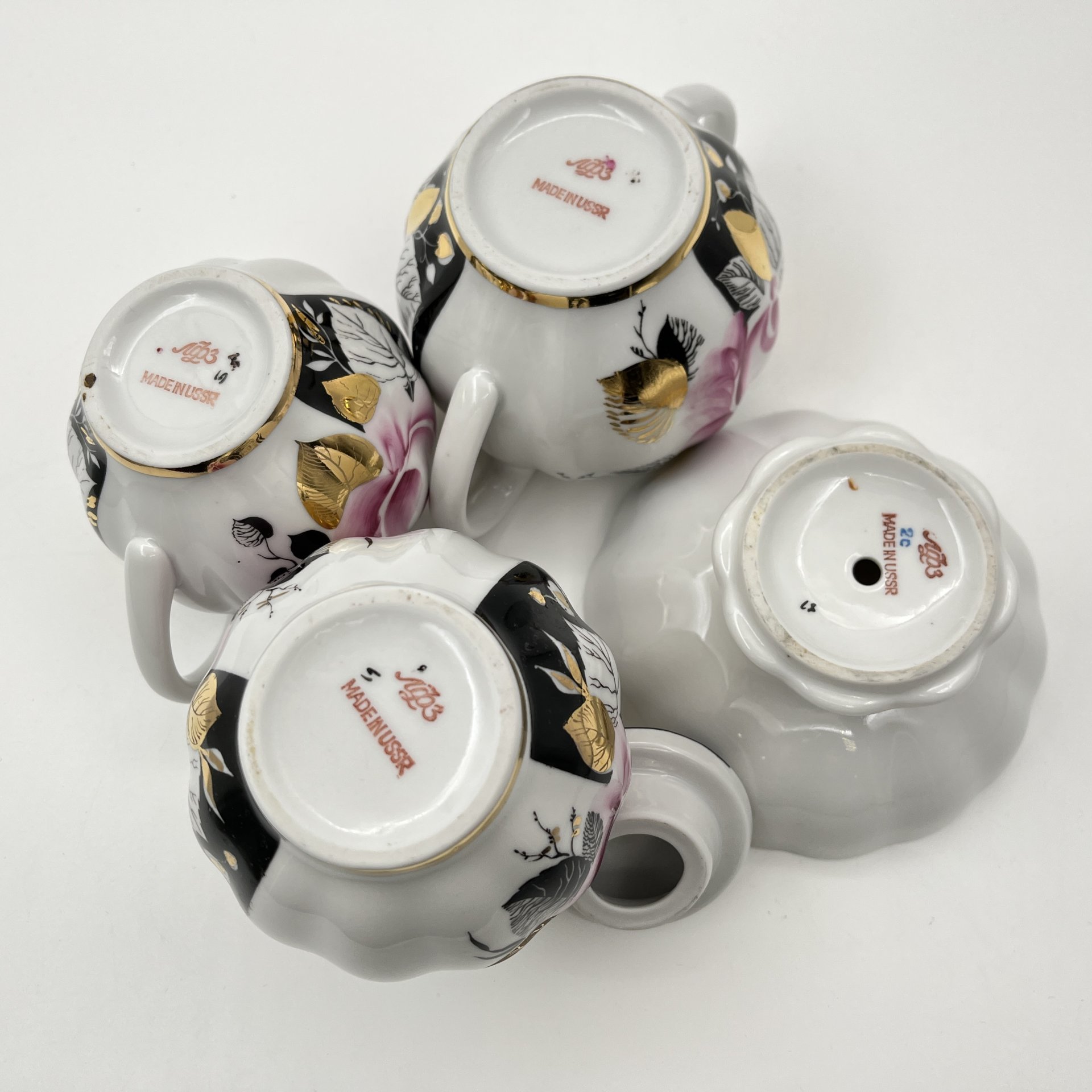 Сервиз чайный "Роза в вечернем саду" на 2 персоны (11 предметов), форма "Тюльпан", автор формы С.Е. Яковлева, автор росписи Л.Р. Афанасьева, фарфор, роспись, деколь, золочение, Ленинградский фарфоровый завод (ЛФЗ), СССР, 1986-1991 гг.