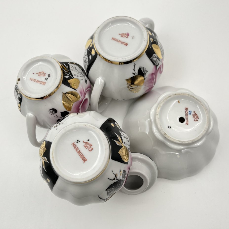 Сервиз чайный "Роза в вечернем саду" на 2 персоны (11 предметов), форма "Тюльпан", автор формы С.Е. Яковлева, автор росписи Л.Р. Афанасьева, фарфор, роспись, деколь, золочение, Ленинградский фарфоровый завод (ЛФЗ), СССР, 1986-1991 гг.