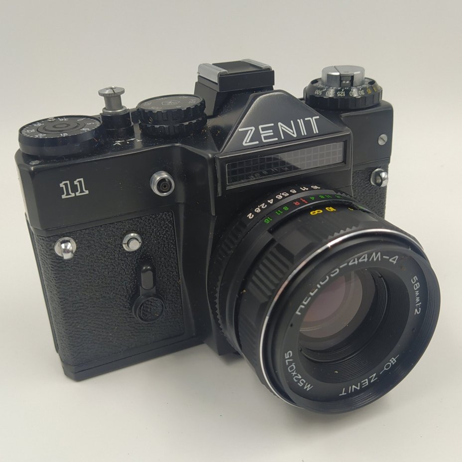 Фотоаппарат "Зенит-11" с объективом "Гелиос-44М-4" в оригинальном кофре, металл, стекло, пластик, кожа, Красногорский механический завод (КМЗ), СССР, 1989 г.