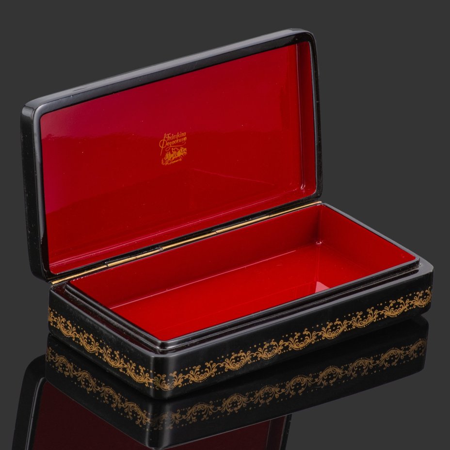 Шкатулка "Любава", автор Бобровник А.С., папье-маше, роспись, лак,  перламутр, сусальное золото, Федоскинская фабрика миниатюрной живописи (Федоскино), Российская Федерация, 2012 г.