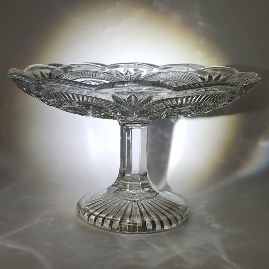 Фруктовница на ножке с объемным геометрическим декором