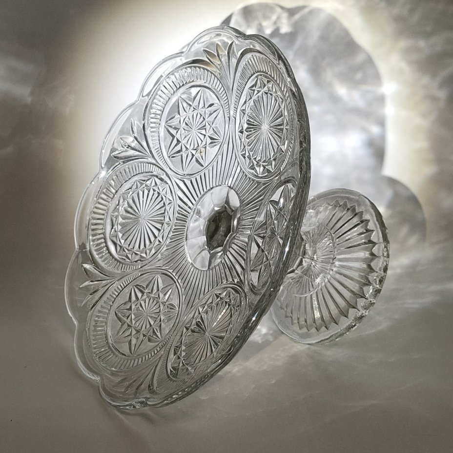 Фруктовница на ножке с объемным геометрическим декором