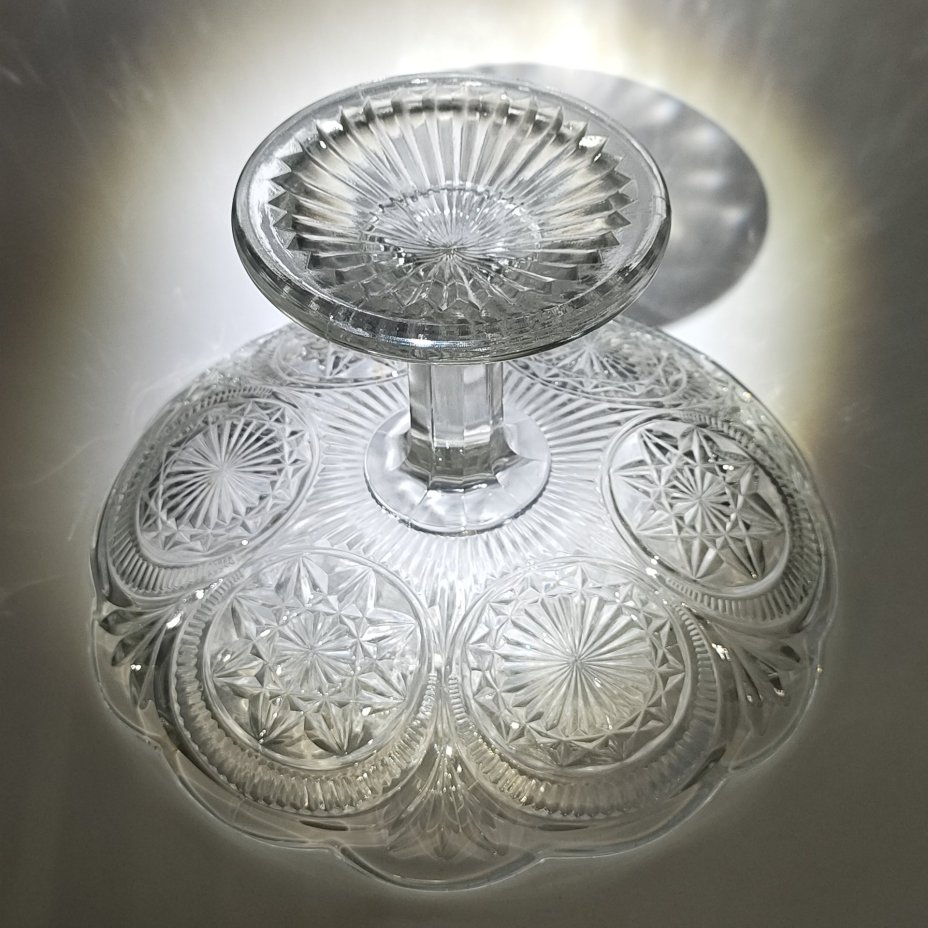 Фруктовница на ножке с объемным геометрическим декором