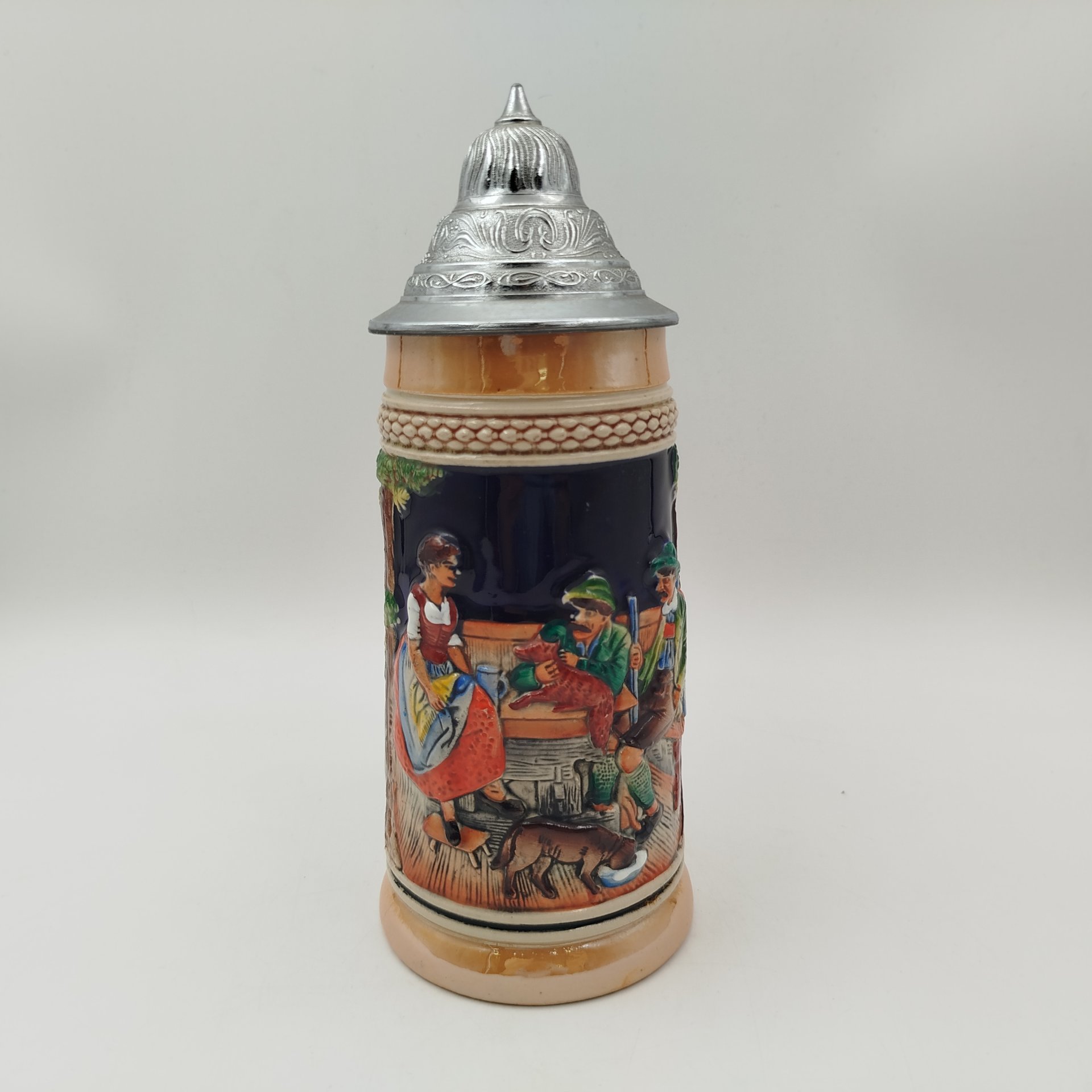 Кружка пивная, украшенная сценой показа добычи, керамика, глазурь, рельеф, крышка-олово, Marzi & Remy, Германия, 1960-1980 гг.