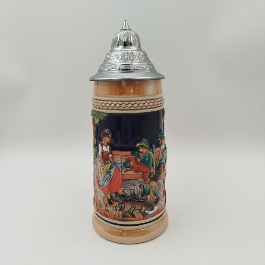 Кружка пивная, украшенная сценой показа добычи, керамика, глазурь, рельеф, крышка-олово, Marzi & Remy, Германия, 1960-1980 гг.