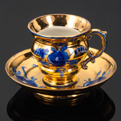 Чайная пара, украшенная цветочным декором, автор Л.П. Азарова, фарфор, роспись кобальтом, золочение, Гжельский фарфоровый завод, СССР, 1970-1980 гг.