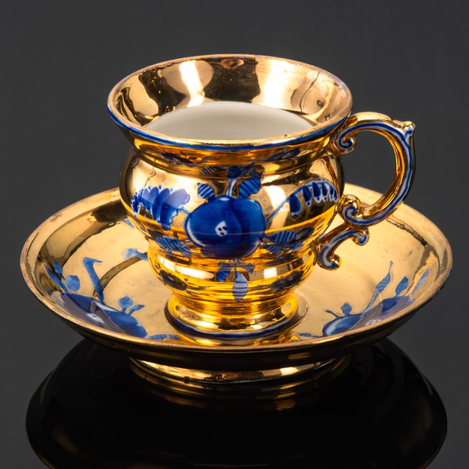 Чайная пара, украшенная цветочным декором, автор Л.П. Азарова, фарфор, роспись кобальтом, золочение, Гжельский фарфоровый завод, СССР, 1970-1980 гг.