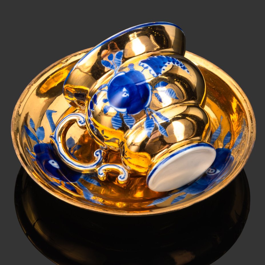 Чайная пара, украшенная цветочным декором, автор Л.П. Азарова, фарфор, роспись кобальтом, золочение, Гжельский фарфоровый завод, СССР, 1970-1980 гг.