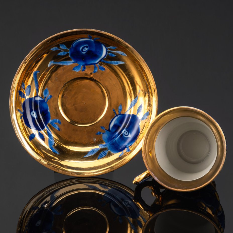 Чайная пара, украшенная цветочным декором, автор Л.П. Азарова, фарфор, роспись кобальтом, золочение, Гжельский фарфоровый завод, СССР, 1970-1980 гг.