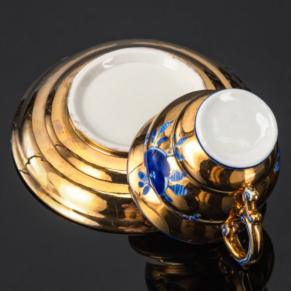 Чайная пара, украшенная цветочным декором, автор Л.П. Азарова, фарфор, роспись кобальтом, золочение, Гжельский фарфоровый завод, СССР, 1970-1980 гг.