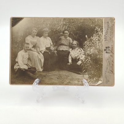 Фотография с изображением семьи, фотоателье "Василеостровская фотография Э.Я. Рудницкой", фотограф Владимир Фёдорович фон Дитмар, г. Санкт-Петербург, бумага, фотопечать, картон, Российская империя, 1900-1917 гг.