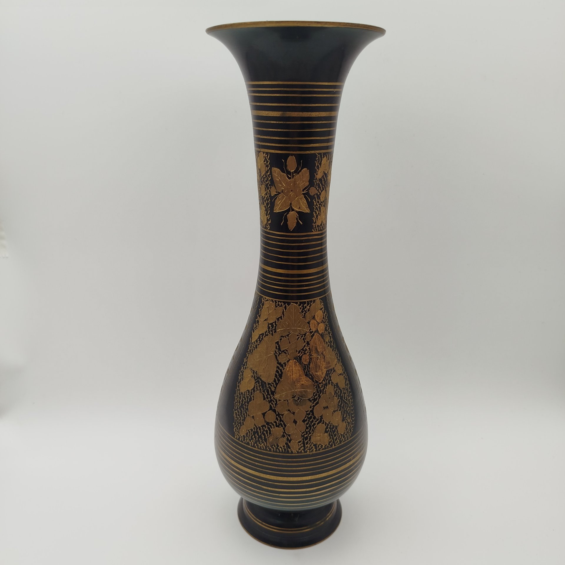 Ваза в восточном стиле, украшенная растительным декором, латунь, гравировка, Индия, 1970-1990 гг.