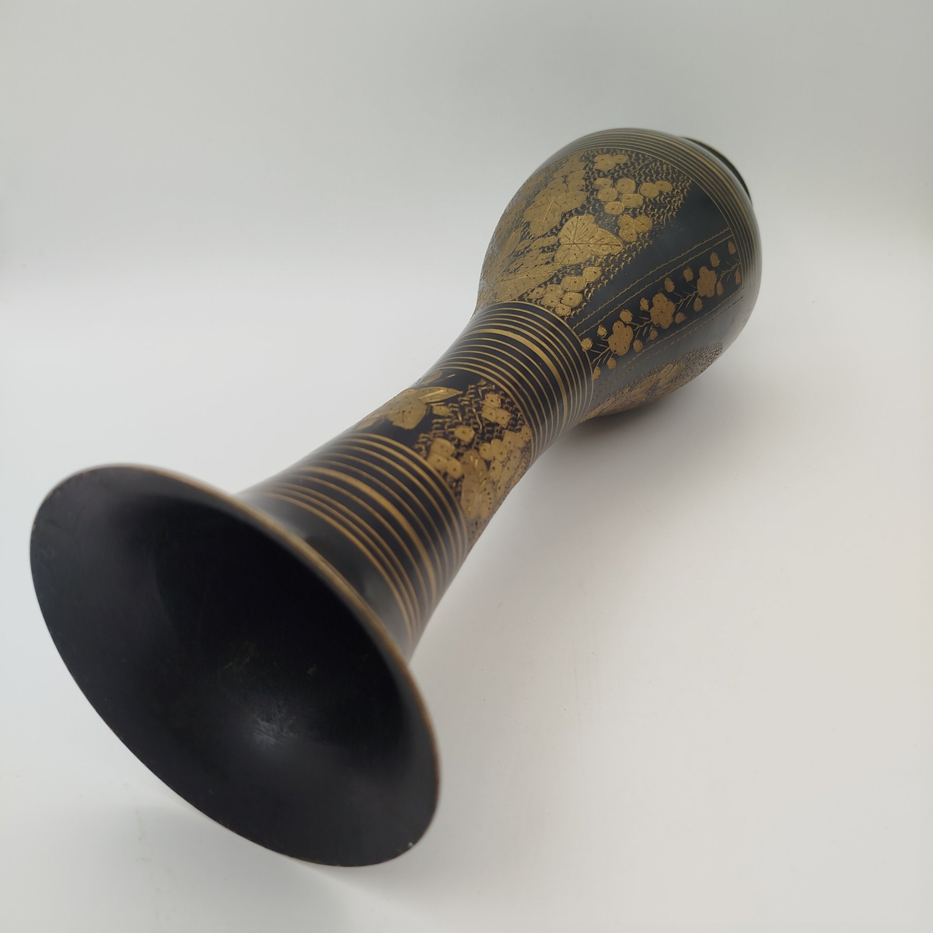 Ваза в восточном стиле, украшенная растительным декором, латунь, гравировка, Индия, 1970-1990 гг.