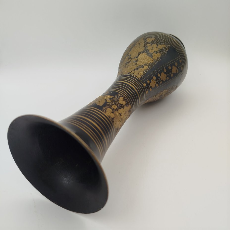 Ваза в восточном стиле, украшенная растительным декором