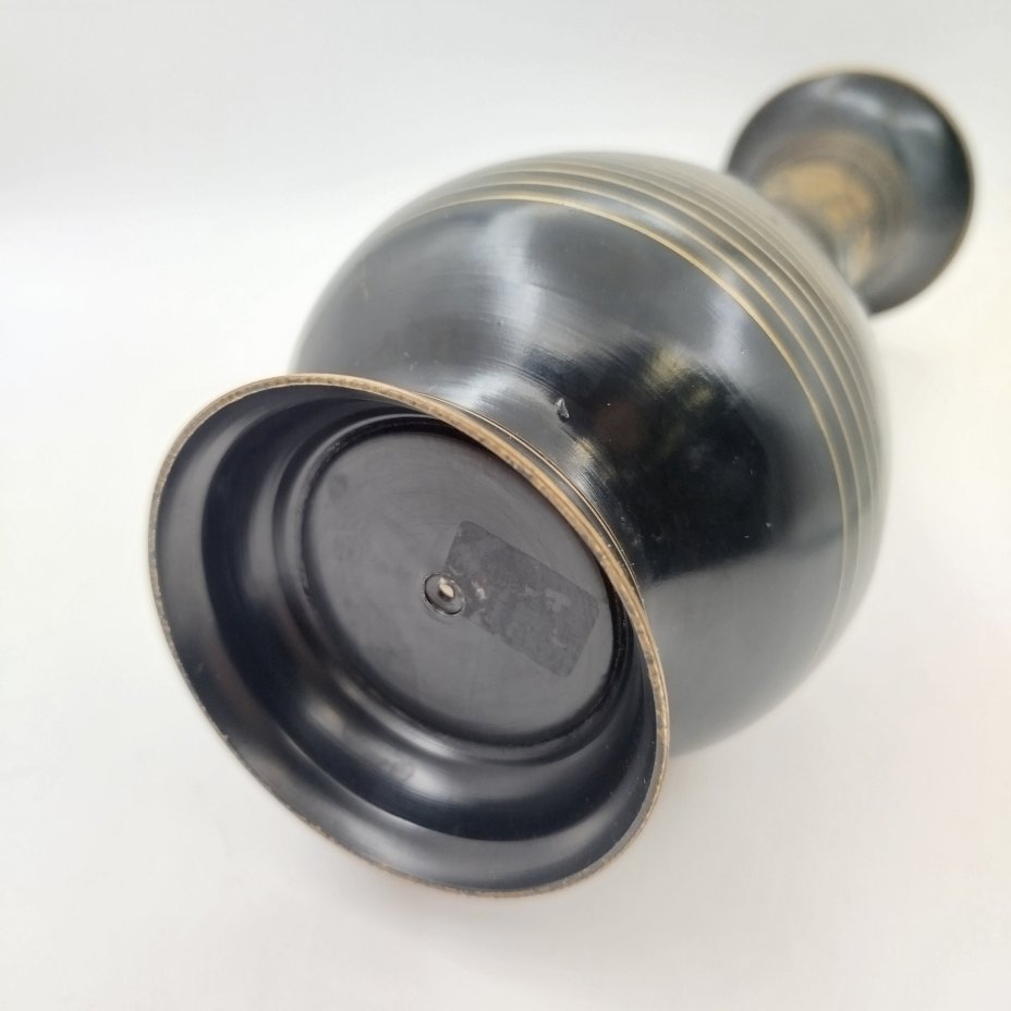 Ваза в восточном стиле, украшенная растительным декором