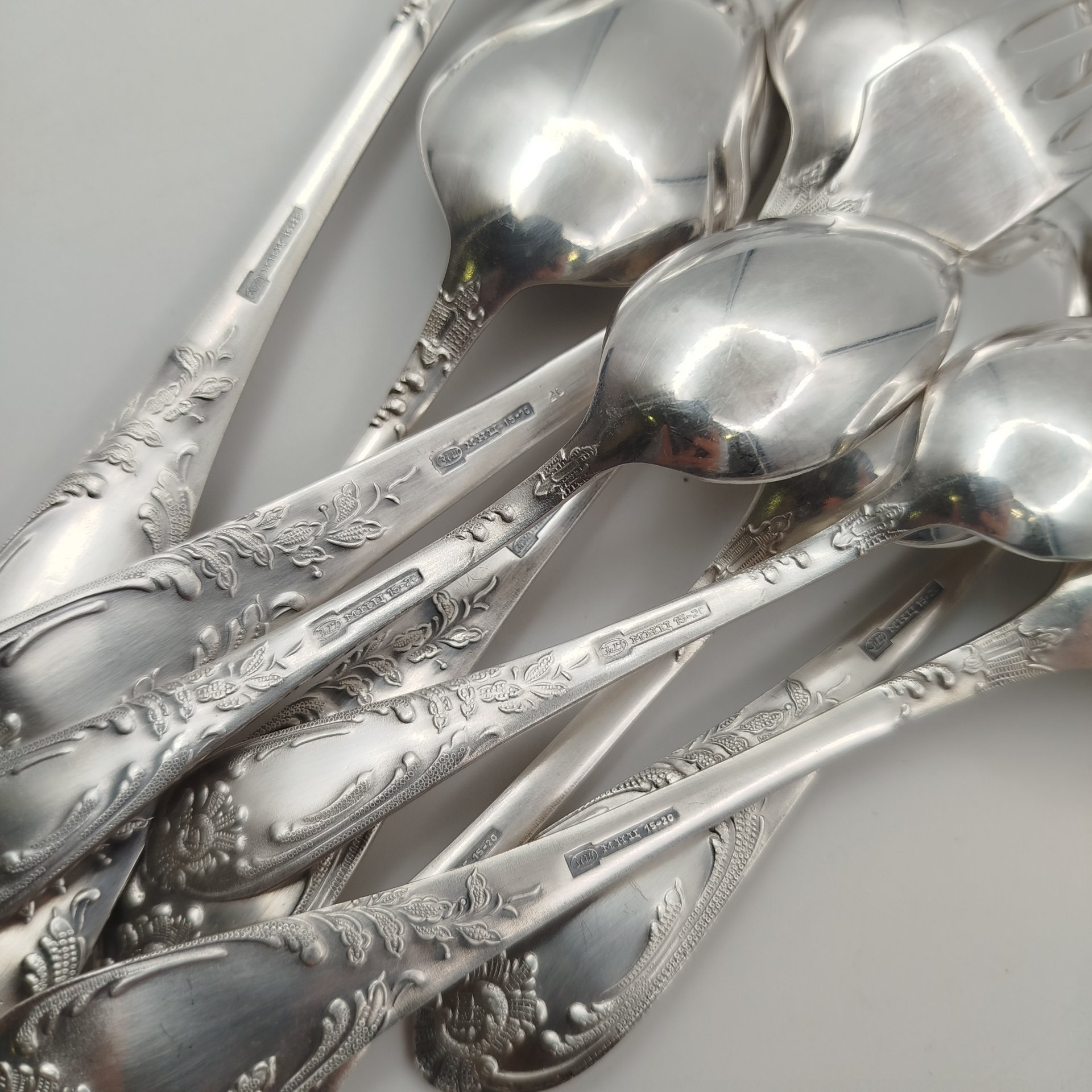 Набор столовых приборов на 6 персон, украшенных растительным декором (24 предмета) в оригинальной коробке, мНЦ (медь-никель-цинк), картон, ткань, Вольнянский завод столовых приборов им. Шевченко (ЗiШ, ЗиШ), СССР, 1960-1990 гг., Вольнянский завод столовых приборов им. Шевченко (ЗiШ