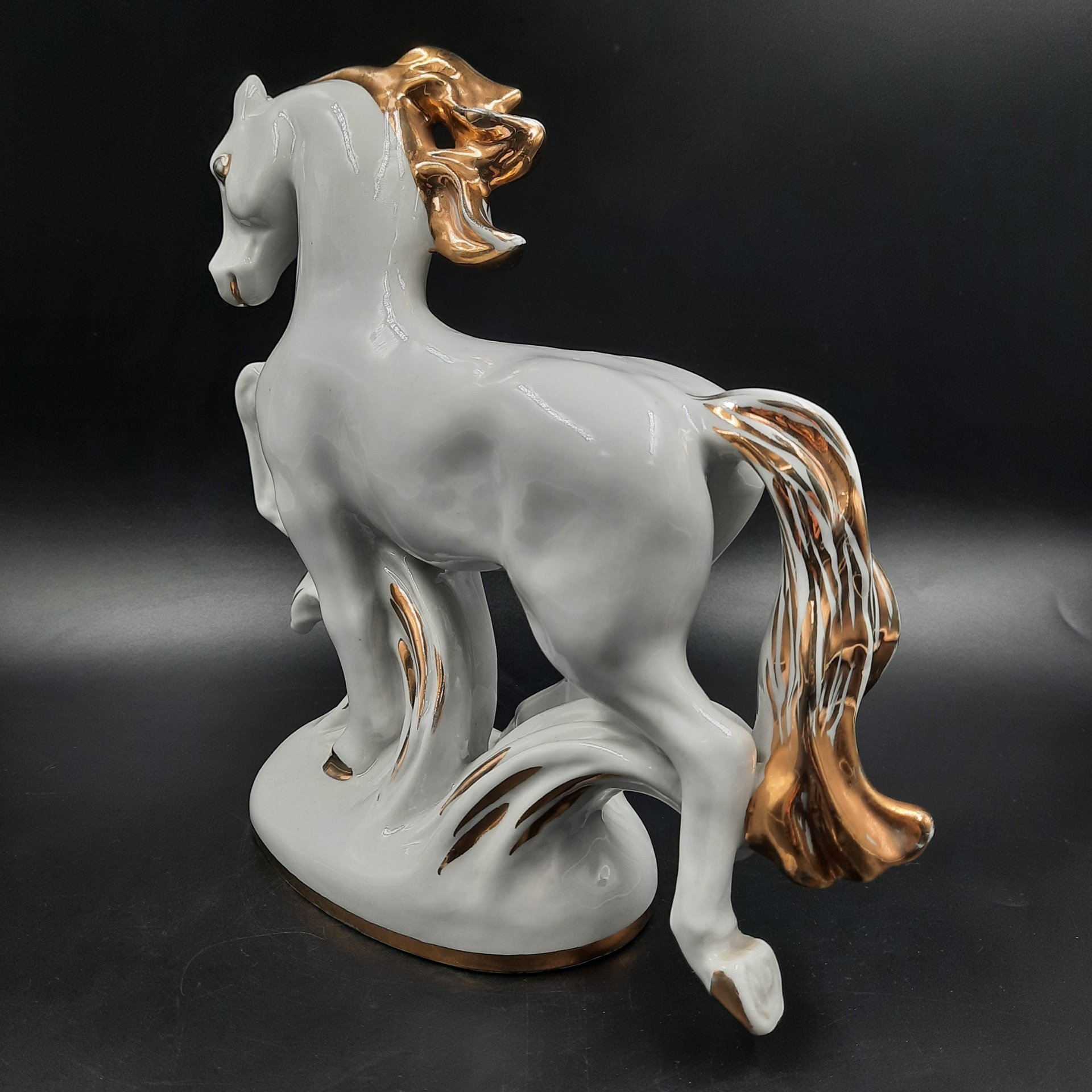 Статуэтка "Конь-огонь", автор формы И.С. Ефимов, фарфор, золочение, Ленинградский фарфоровый завод (ЛФЗ), СССР, 1960-1970 гг.