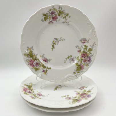 Набор десертных тарелок с цветочным декором и рокайлями на 3 персон, фарфор, деколь с подрисовкой, золочение, Фабрика князя Друцкого-Любецкого в Цмелеве, Российская империя, 1887-1917 гг.