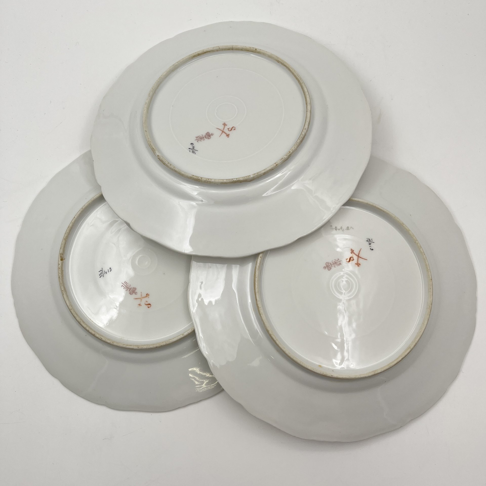 Набор десертных тарелок с цветочным декором и рокайлями на 3 персон, фарфор, деколь с подрисовкой, золочение, Фабрика князя Друцкого-Любецкого в Цмелеве, Российская империя, 1887-1917 гг.