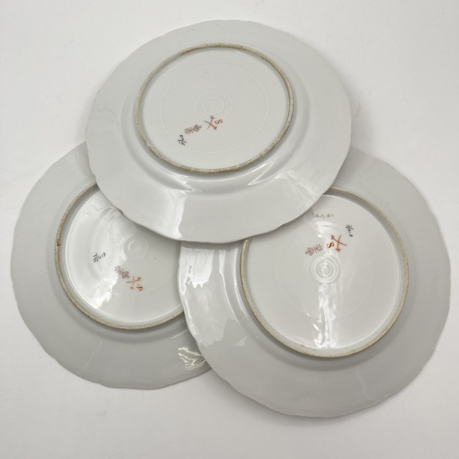 Набор десертных тарелок с цветочным декором и рокайлями на 3 персон, фарфор, деколь с подрисовкой, золочение, Фабрика князя Друцкого-Любецкого в Цмелеве, Российская империя, 1887-1917 гг.