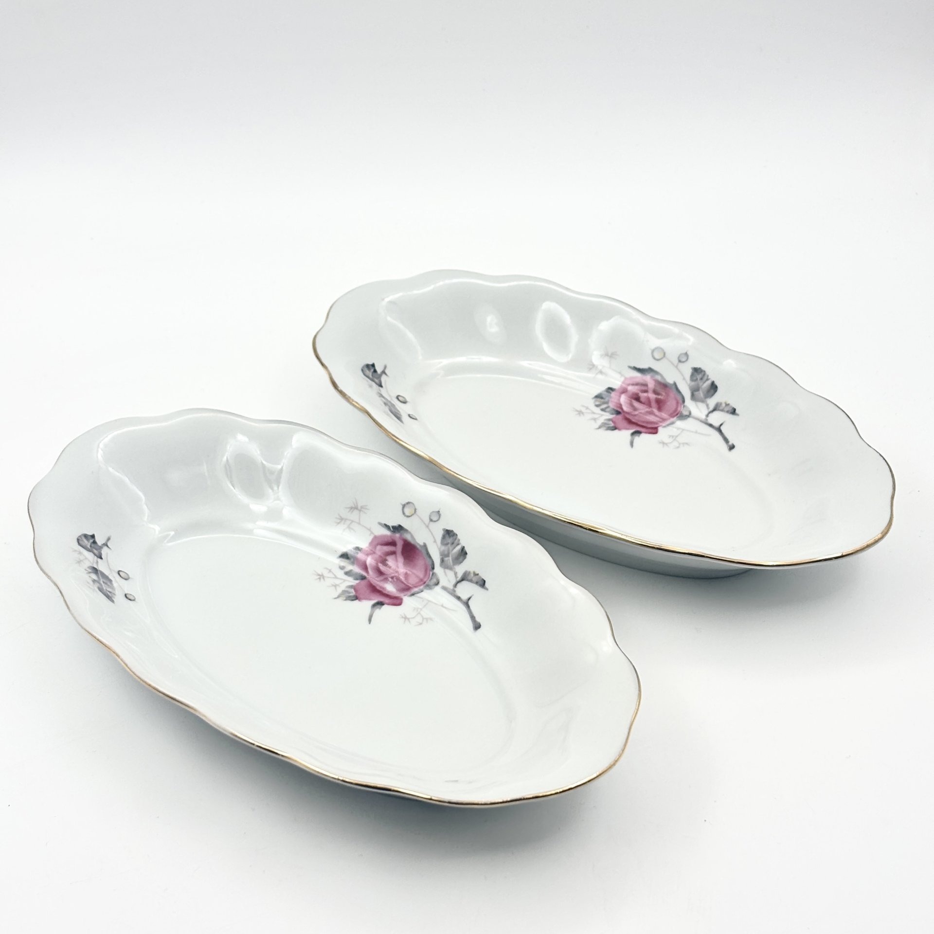 Набор из 2-х блюд (селёдочниц), украшенных изображением розы, фарфор, деколь, золочение, Karolina (Фарфоровая мануфактура «Каролина», Польша), Польша, 1980-1990 гг.