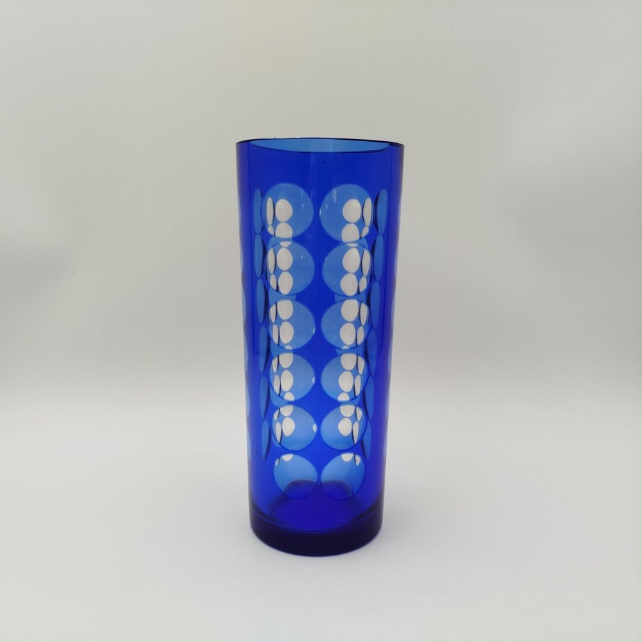 Ваза синего цвета цилиндрической формы с эффектом линзы