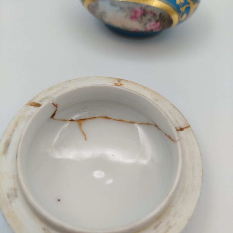 Шкатулка голубого цвета с декором в виде кустов роз в медальонах