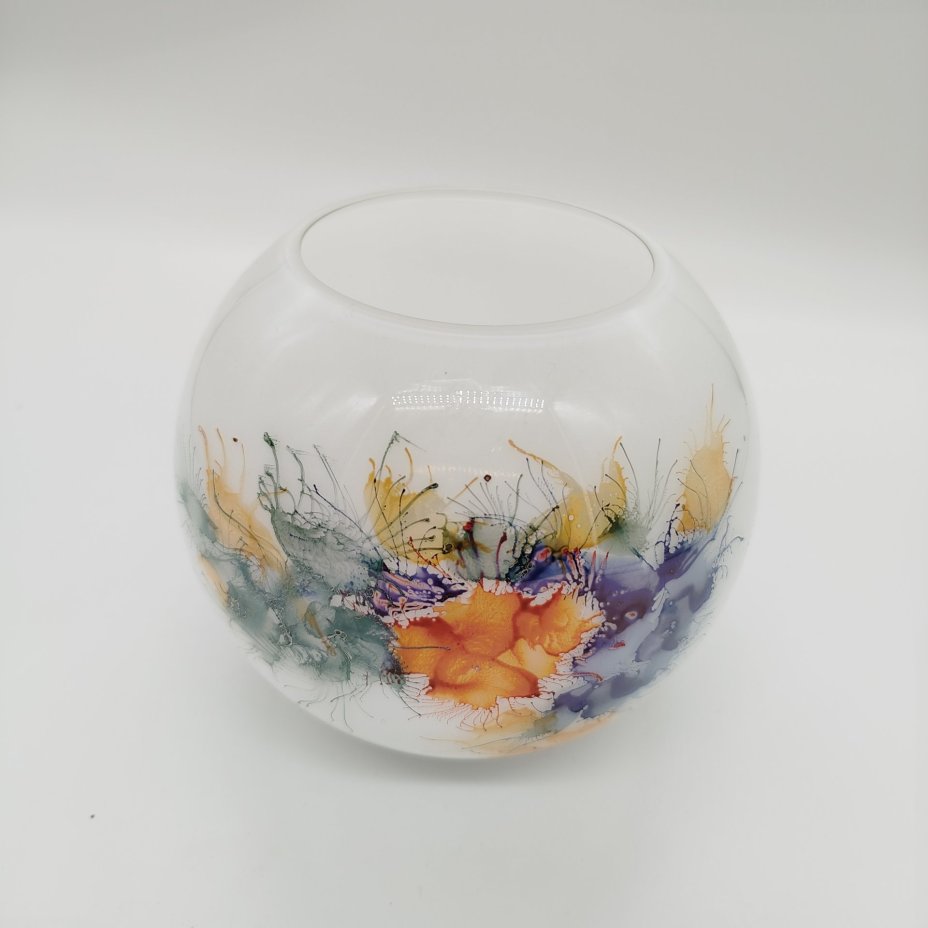 Ваза округлой формы белого оттенка,  "Lucka glass", стекло, нацвет, Чехия, 1990-2010 гг.