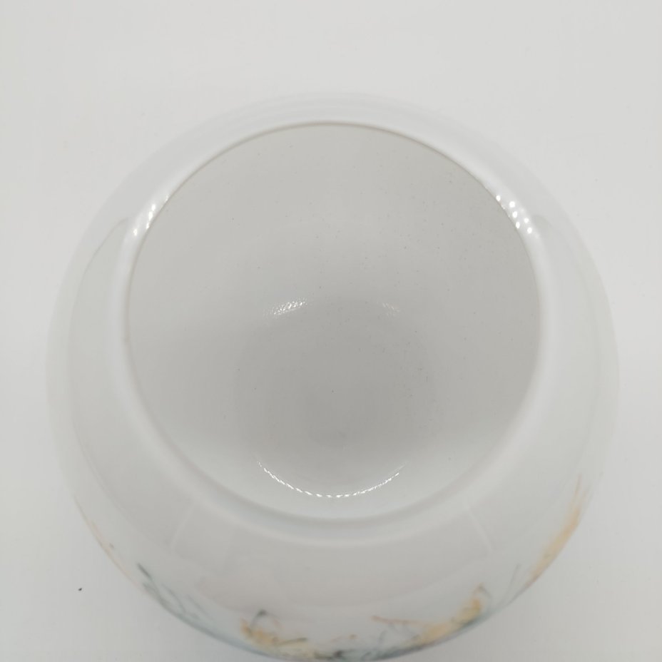 Ваза округлой формы белого оттенка,  "Lucka glass"