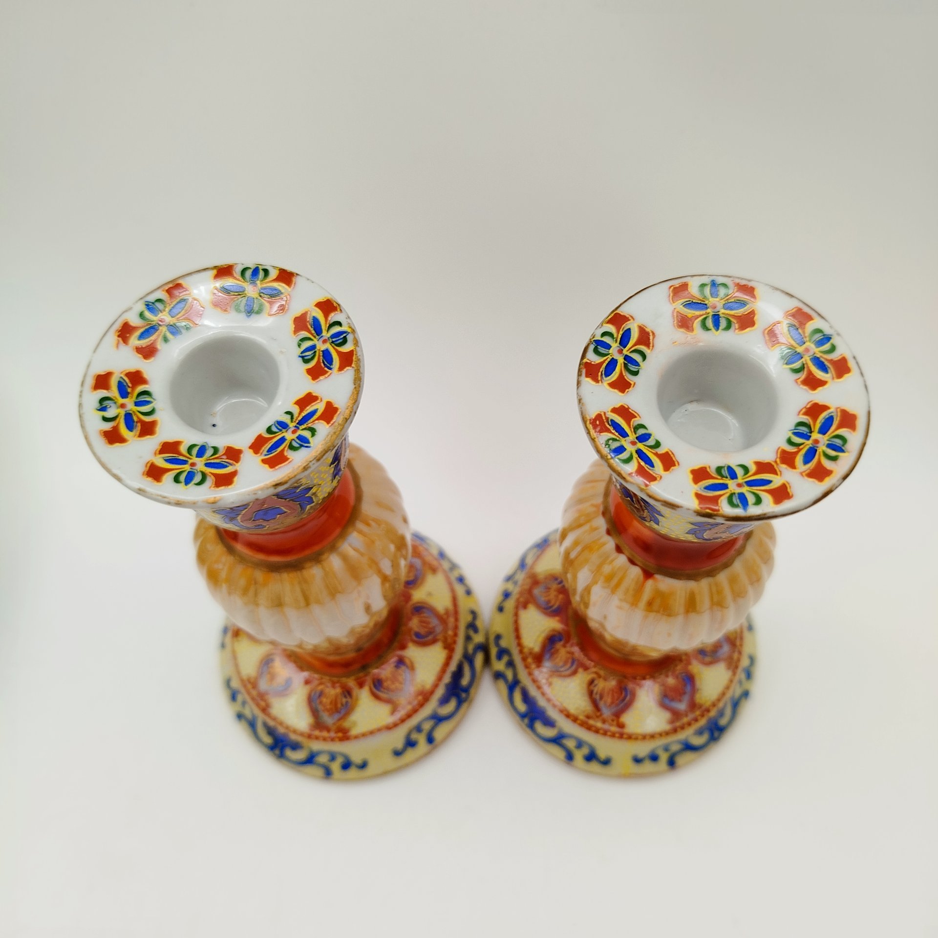 Набор из двух подсвечников, в стилистике Сацума (Satsuma), фаянс, деколь, подрисовка, люстр, золочение, Япония, 1970-1990 гг.