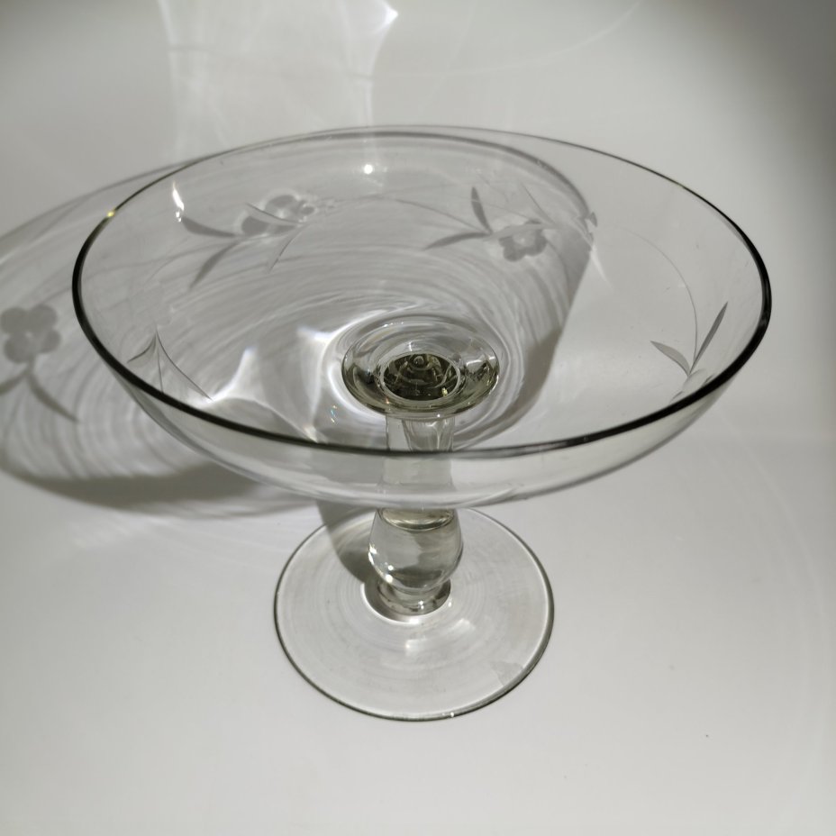 Ваза на ножке (фруктовница) с растительным декором на чаше, стекло, резьба, СССР, 1950-1980 гг.