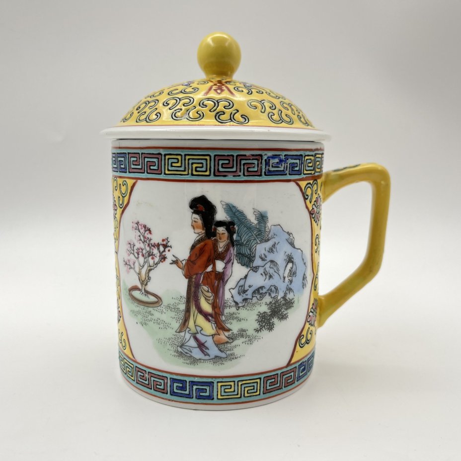 Чашка (бокал) с крышкой для заваривания чая "Китаянки в саду", фарфор, роспись эмалевыми красками, деколь, Китай, 1960-1980 гг.
