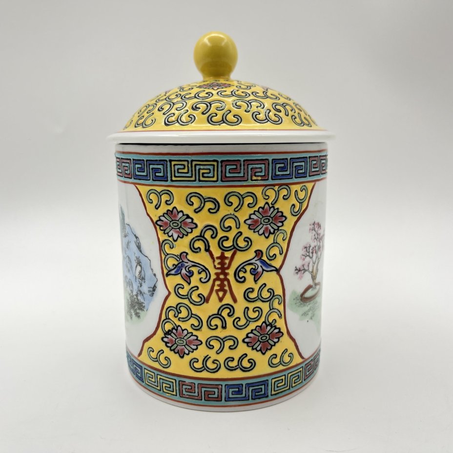 Чашка (бокал) с крышкой для заваривания чая "Китаянки в саду", фарфор, роспись эмалевыми красками, деколь, Китай, 1960-1980 гг.